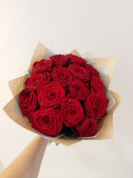 rudé růže 15 ks v manžetě